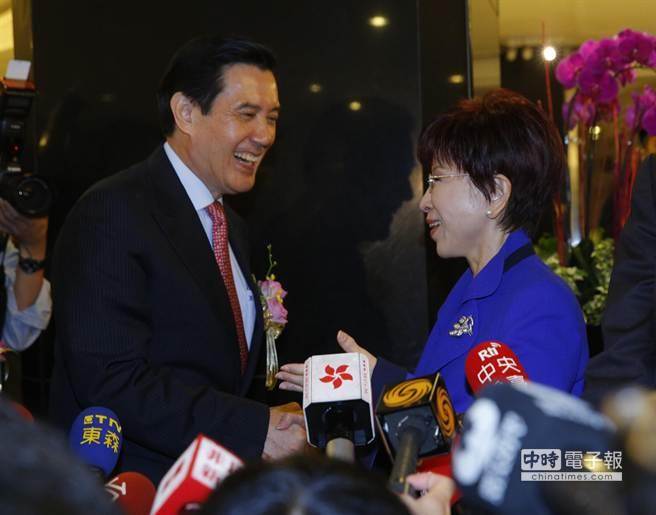 洪秀柱今日出席活動時晚到,差點與馬英九錯過,兩人在大廳握手 洪秀柱今日出席活動時晚到,差點與馬英九錯過,兩人在大廳握手