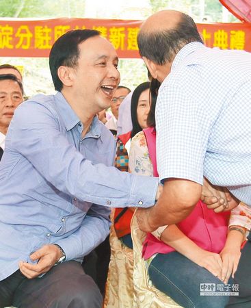 國民黨中央稱愿致歉洪秀柱朱立倫連稱“一家人”