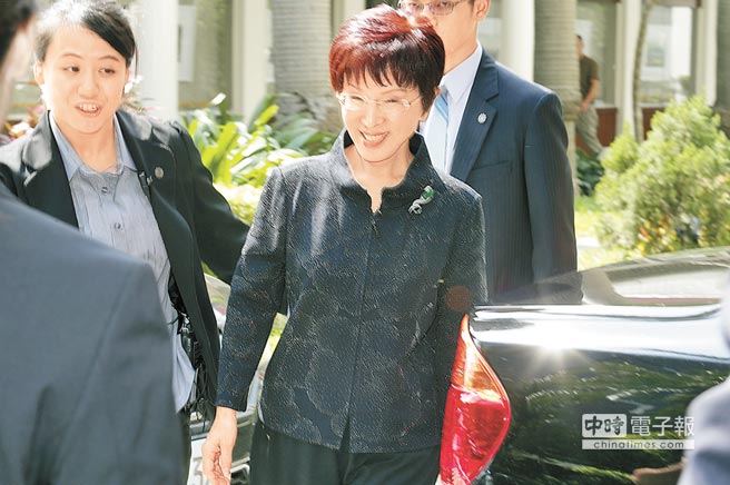 洪秀柱(中)16日主持院會,在中午休息時間依然未接受媒體訪問,臉上帶著笑容快步上車離開 洪秀柱(中)16日主持院會,在中午休息時間依然未接受媒體訪問,臉上帶著笑容快步上車離開