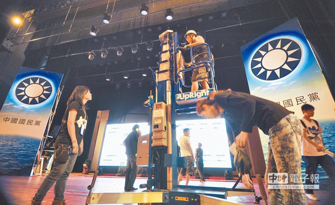 國民黨“臨全會”會議前夕,工人們加緊趕工布置會場 國民黨“臨全會”會議前夕,工人們加緊趕工布置會場