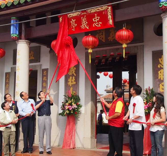 馬英九到屏東竹田六堆忠義祠參加“忠勇公王平安普度法會開香儀式”。(中時電子報 潘建志攝) 馬英九到屏東竹田六堆忠義祠參加“忠勇公王平安普度法會開香儀式”。(中時電子報 潘建志攝)