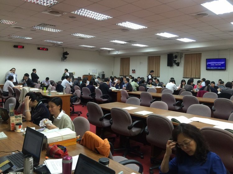 “立委”忙選舉無心問政 百官枯坐“立法院”干等(圖) “立委”忙選舉無心問政 百官枯坐“立法院”干等(圖)