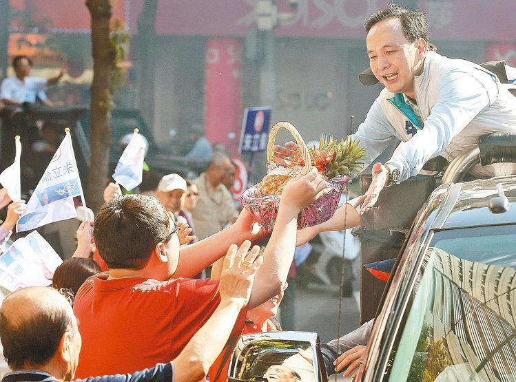 朱立倫將與全臺國民黨候選人同時在市場聯合掃街。圖為去年朱立倫在永和掃街的畫面。 (《聯合報》圖) 朱立倫將與全臺國民黨候選人同時在市場聯合掃街。圖為去年朱立倫在永和掃街的畫面。 (《聯合報》圖)