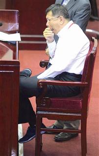 打哈欠、耍性子柯文哲備詢很任性(圖) 打哈欠、耍性子柯文哲備詢很任性(圖)