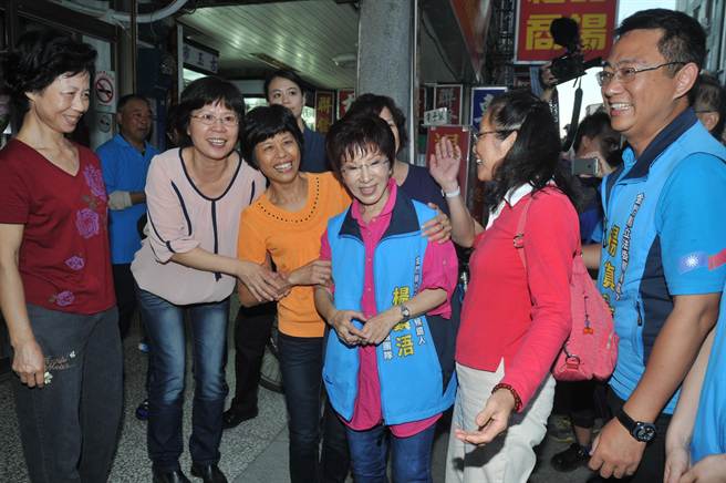 人在金門掃街拜票的洪秀柱,覺得比參加黨慶大會更有意義。(《中時電子報》 李金生攝) 人在金門掃街拜票的洪秀柱,覺得比參加黨慶大會更有意義。(《中時電子報》 李金生攝)