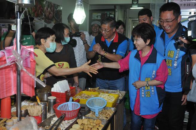 人在金門掃街拜票的洪秀柱,覺得比參加黨慶大會更有意義。(《中時電子報》 李金生攝) 人在金門掃街拜票的洪秀柱,覺得比參加黨慶大會更有意義。(《中時電子報》 李金生攝)