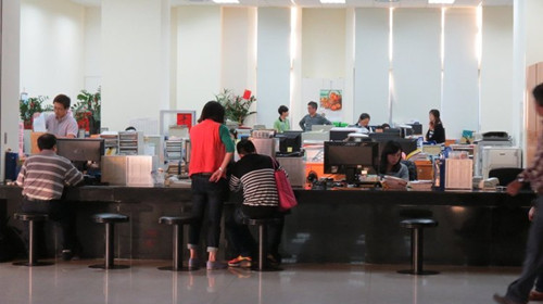 財(cái)政吃緊苗栗縣府裁減百人臨時(shí)人員批不公(圖)