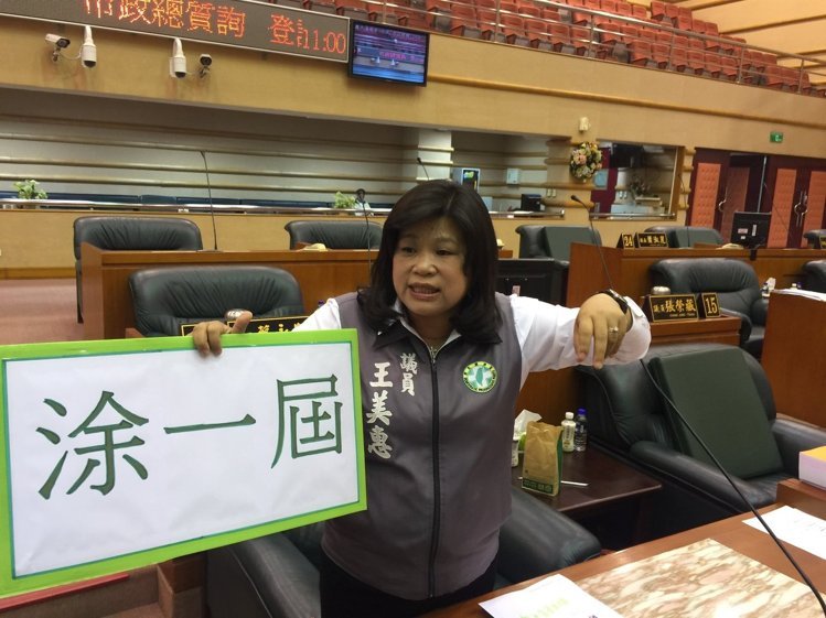 民進黨籍嘉義市長涂醒哲遭同黨議員諷"涂一屆"(圖) 民進黨籍嘉義市長涂醒哲遭同黨議員諷"涂一屆"(圖)