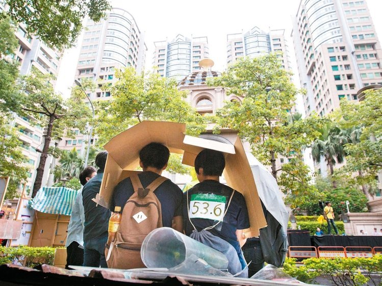 高房?jī)r(jià)惹民怨,民眾想問3位候選人:“房?jī)r(jià)合理嗎?如何解決?”圖為去年10月,巢運(yùn)團(tuán)體夜宿臺(tái)北帝寶前抗議。 (圖/《聯(lián)合報(bào)》) 高房?jī)r(jià)惹民怨,民眾想問3位候選人:“房?jī)r(jià)合理嗎?如何解決?”圖為去年10月,巢運(yùn)團(tuán)體夜宿臺(tái)北帝寶前抗議。 (圖/《聯(lián)合報(bào)》)