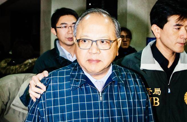 圖為調查局北機站移送“立院”秘書長林錫山(前)至地檢署復訊。(圖/《中時電子報》 郭吉銓攝) 圖為調查局北機站移送“立院”秘書長林錫山(前)至地檢署復訊。(圖/《中時電子報》 郭吉銓攝)