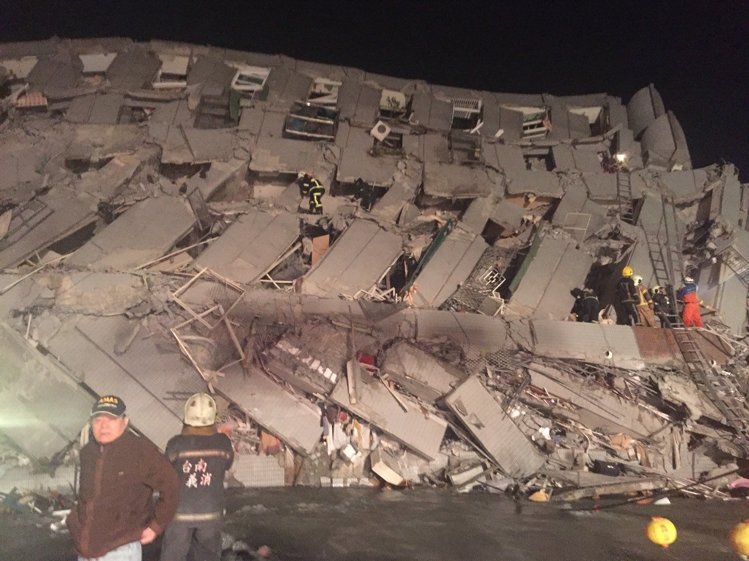 臺灣凌晨發生6.4級地震 臺南多處大樓傾倒(組圖) 臺灣凌晨發生6.4級地震 臺南多處大樓傾倒(組圖)