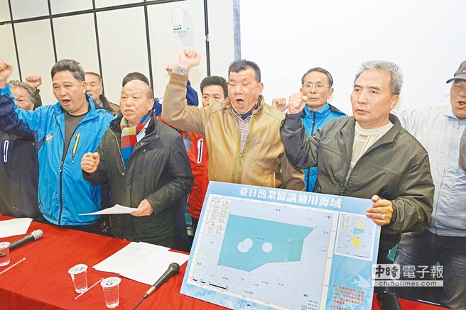 宜蘭縣蘇澳區漁民集體抗議,痛批李登輝是日本走狗。(圖/《中國時報》 王亭云攝) 宜蘭縣蘇澳區漁民集體抗議,痛批李登輝是日本走狗。(圖/《中國時報》 王亭云攝)