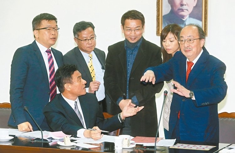 民進黨與友黨在"立法院"互杠 大綠、小綠沖突不斷 民進黨與友黨在"立法院"互杠 大綠、小綠沖突不斷