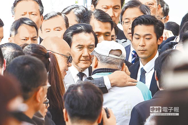 馬英九28日出席“228事件69周年中樞紀(jì)念會”離場時,一名抗議者陳情表示,馬英九應(yīng)該拆除蔣介石紀(jì)念堂、廢除蔣介石銅像,才能真正撫慰受難者 馬英九28日出席“228事件69周年中樞紀(jì)念會”離場時,一名抗議者陳情表示,馬英九應(yīng)該拆除蔣介石紀(jì)念堂、廢除蔣介石銅像,才能真正撫慰受難者