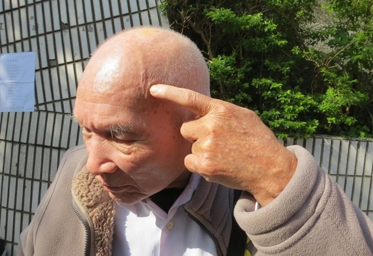 69年前曾被戒嚴部隊搶錢、打傷的“二二八事件”當事人陳木桂老先生,現(xiàn)年已經(jīng)90歲。(圖/《聯(lián)合報》) 69年前曾被戒嚴部隊搶錢、打傷的“二二八事件”當事人陳木桂老先生,現(xiàn)年已經(jīng)90歲。(圖/《聯(lián)合報》)