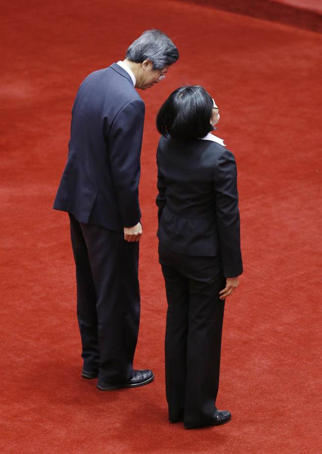 藍委邀張善政向"國父遺像"鞠躬遭蘇嘉全制止 藍委邀張善政向"國父遺像"鞠躬遭蘇嘉全制止