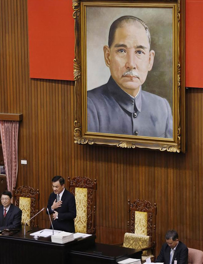 藍委邀張善政向"國父遺像"鞠躬遭蘇嘉全制止 藍委邀張善政向"國父遺像"鞠躬遭蘇嘉全制止