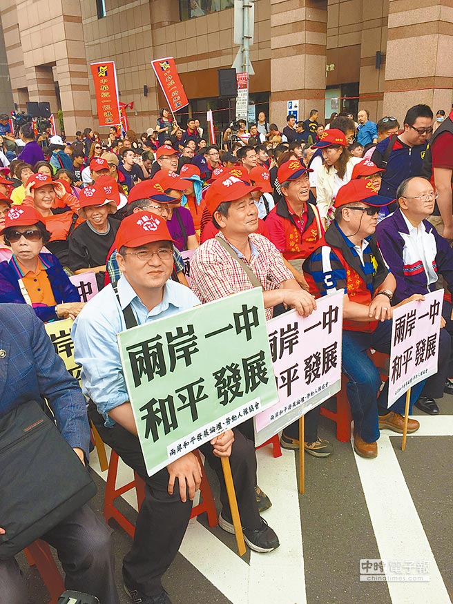 張安樂(lè)率眾赴民進(jìn)黨抗議 要蔡英文承認(rèn)“九二共識(shí)” 張安樂(lè)率眾赴民進(jìn)黨抗議 要蔡英文承認(rèn)“九二共識(shí)”