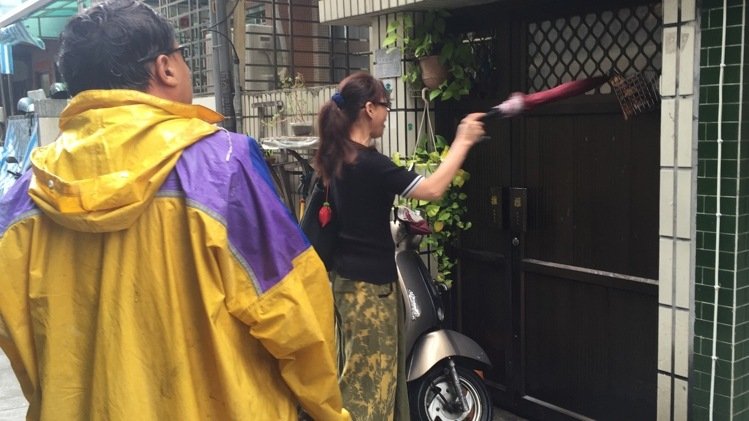 洪素珠“神隱” 民眾到其住家嗆“出來(lái)面對(duì)” 洪素珠“神隱” 民眾到其住家嗆“出來(lái)面對(duì)”