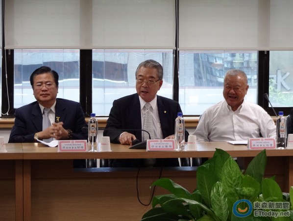 臺灣工商團體與當局撕破臉:宣布將無限期終止勞資協商 臺灣工商團體與當局撕破臉:宣布將無限期終止勞資協商