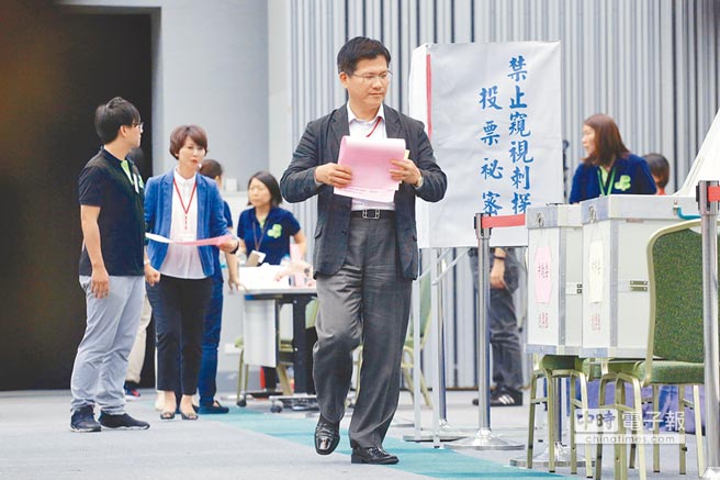 民進黨黨代會17日舉行中執委、中常委選舉,臺中市長林佳龍(前)、立委陳亭妃(后)排隊投票 民進黨黨代會17日舉行中執委、中常委選舉,臺中市長林佳龍(前)、立委陳亭妃(后)排隊投票