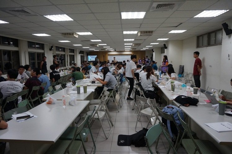 臺(tái)灣學(xué)生審課綱起內(nèi)訌 討論一天無結(jié)果(圖) 臺(tái)灣學(xué)生審課綱起內(nèi)訌 討論一天無結(jié)果(圖)