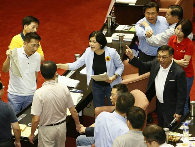 27日晚間7時許,藍綠“立委”爆發(fā)口角 27日晚間7時許,藍綠“立委”爆發(fā)口角