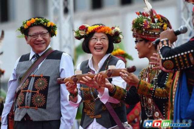 蔡英文上任3月滿意度跌破5成 接近死亡交叉 蔡英文上任3月滿意度跌破5成 接近死亡交叉