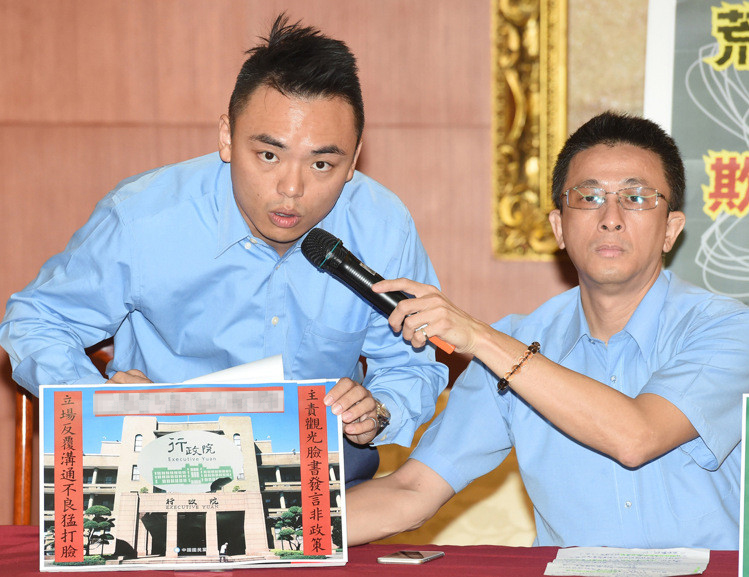 “荒腔走板蔡當局,欺人太甚‘雇綠雄’”記者會上,國民黨文傳會副主委洪孟楷(左)與胡文琦(右)等人提出質疑,民進黨中央黨部可能成為國民黨的附隨組織 “荒腔走板蔡當局,欺人太甚‘雇綠雄’”記者會上,國民黨文傳會副主委洪孟楷(左)與胡文琦(右)等人提出質疑,民進黨中央黨部可能成為國民黨的附隨組織