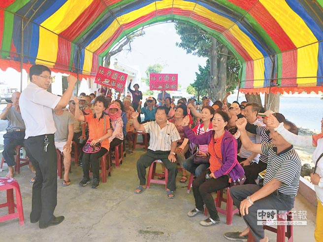 臺南市虱目魚養殖協會理事長王文宗(左)帶領會員們呼口號,要求蔡英文當局承認“九二共識”救漁民 臺南市虱目魚養殖協會理事長王文宗(左)帶領會員們呼口號,要求蔡英文當局承認“九二共識”救漁民