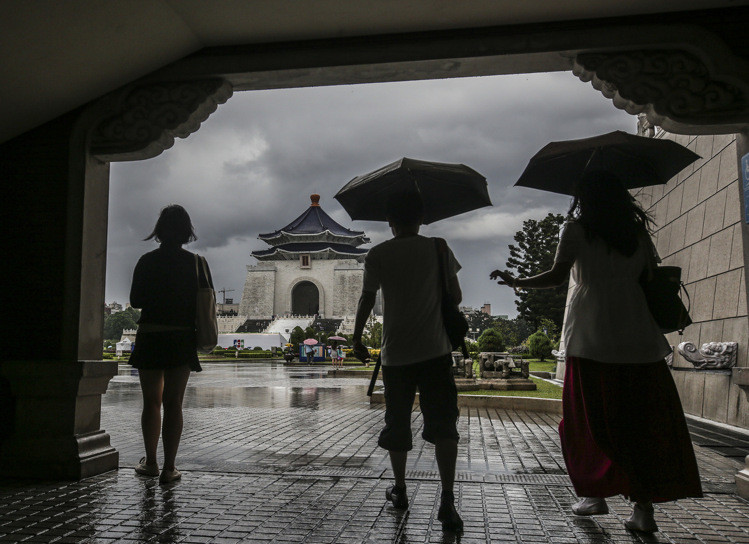 陸客赴臺(tái)人數(shù)持續(xù)下滑 臺(tái)民間組團(tuán)欲登陸拉客 陸客赴臺(tái)人數(shù)持續(xù)下滑 臺(tái)民間組團(tuán)欲登陸拉客