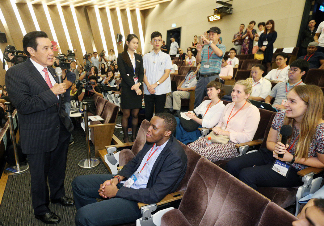 馬英九首堂講座人員爆滿 羅智強(qiáng):蔡英文該去聽聽 馬英九首堂講座人員爆滿 羅智強(qiáng):蔡英文該去聽聽