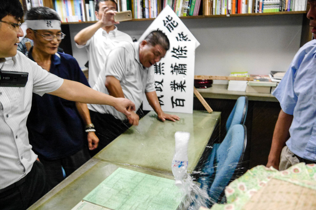 �����L(zh��ng)���ڸ���(n��i)�����J(r��n)�����L(zh��ng)δጳ��\�⣬������⣬�����L(zh��ng)��ˤˮ�����h