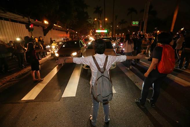 Ⱥ���������܇���c����ɽ��·�������{�?c��)˲��M���F(xi��n)��(ch��ng)��������