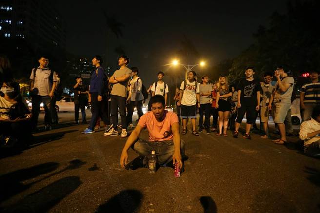 ���ȄP�������ߣ�̖(h��o)��Ⱥ��������ɽ��·�ϣ��c����ͨ