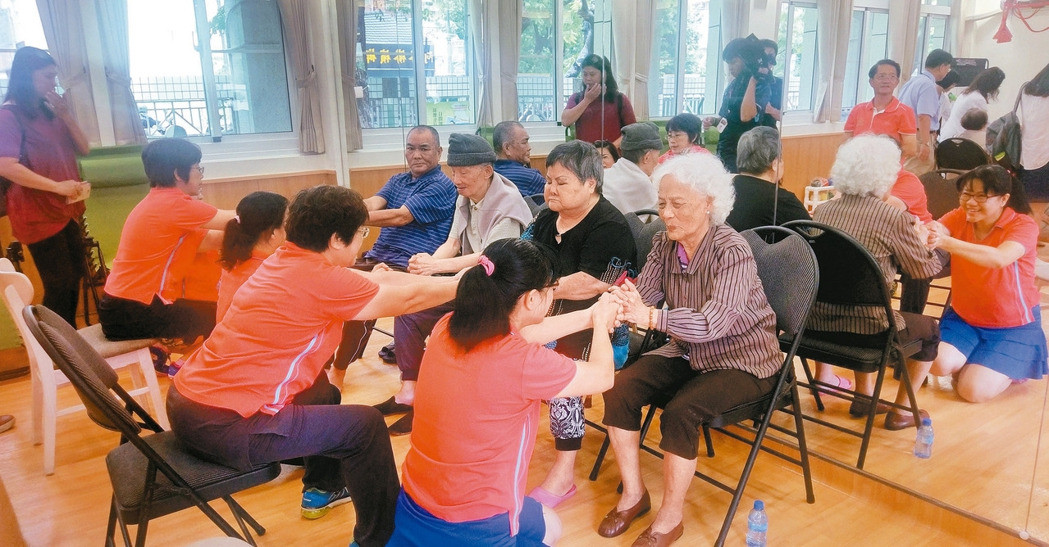 �L��2.0����ԇ�k����Ӣ�ď��{(di��o)��ֻ�S�ɹ������Sʧ�������D������и��ڴ�ͬС�W(xu��)�O(sh��)������ģ����o�T�ڎ���������չ