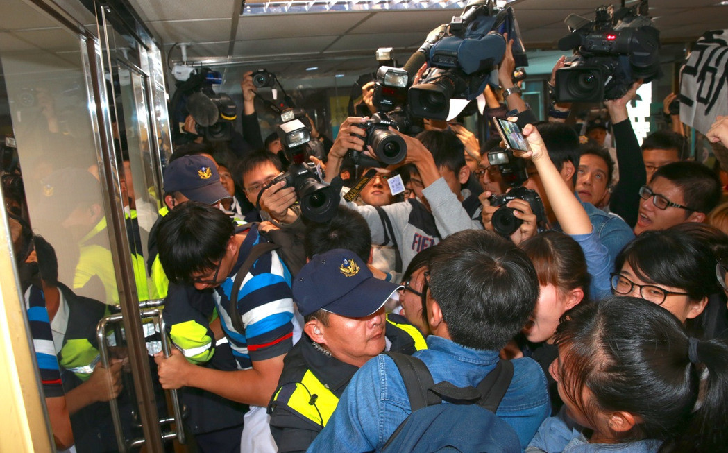 蘇嘉全吁譴責抗議青年 網友:民進黨在表演各種翻臉 蘇嘉全吁譴責抗議青年 網友:民進黨在表演各種翻臉