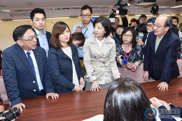 朝野黨團(tuán)代表齊聚勘驗(yàn)錄音錄像 朝野黨團(tuán)代表齊聚勘驗(yàn)錄音錄像