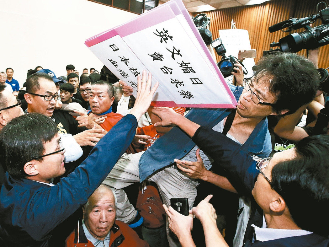 ������Ժ���������_�ձ�ʳƷݔ�_(t��i)�� ��(hu��)�������c(di��n)ȼ��ط���_(t��i)����(ch��ng)13���ڡ��r(n��ng)�Z���e�У���(hu��)�h�]�_ʼ�ʹ�y���p��������