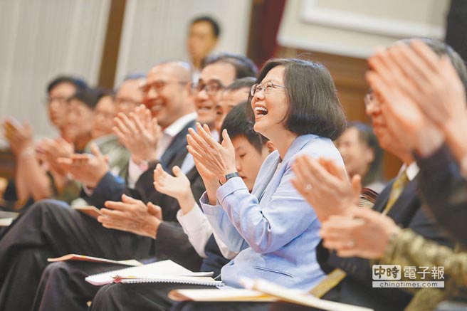 ��Ӣ���c�F�����e��������ʢ�磬�����ݳ��ߎ����ľ��ʱ��ݹ��ƺȲ�