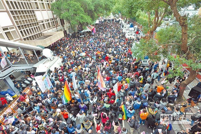 臺灣萬名挺同人士包圍"立法院" 高喊"蔡英文下臺" 臺灣萬名挺同人士包圍"立法院" 高喊"蔡英文下臺"