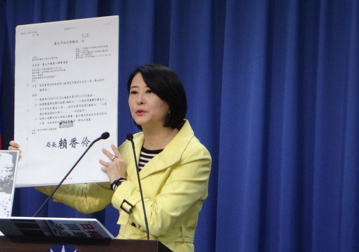 國民黨文傳會副主委王鴻薇出示文件強調,“黨產會”不是勞動主管機關,臺北市勞動局才是 國民黨文傳會副主委王鴻薇出示文件強調,“黨產會”不是勞動主管機關,臺北市勞動局才是