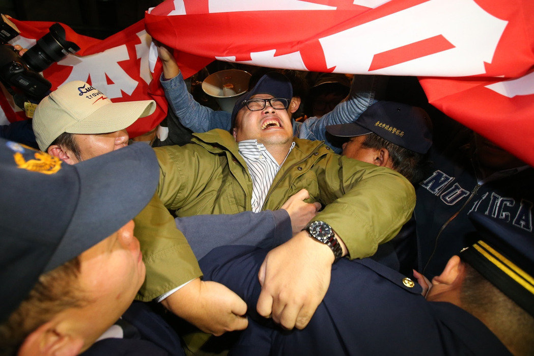 國民黨青年團抗議核食入臺 批蔡英文媚日賣臺(圖) 國民黨青年團抗議核食入臺 批蔡英文媚日賣臺(圖)