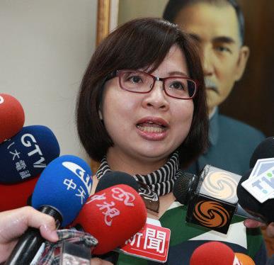 臺(tái)勞工團(tuán)體號(hào)召百人抗議砍七天假 議場前備數(shù)箱冥紙 臺(tái)勞工團(tuán)體號(hào)召百人抗議砍七天假 議場前備數(shù)箱冥紙