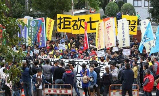 爭議多時的“勞基法”草案在“立法院”內外抗爭下完成。(圖片來源網絡) 爭議多時的“勞基法”草案在“立法院”內外抗爭下完成。(圖片來源網絡)