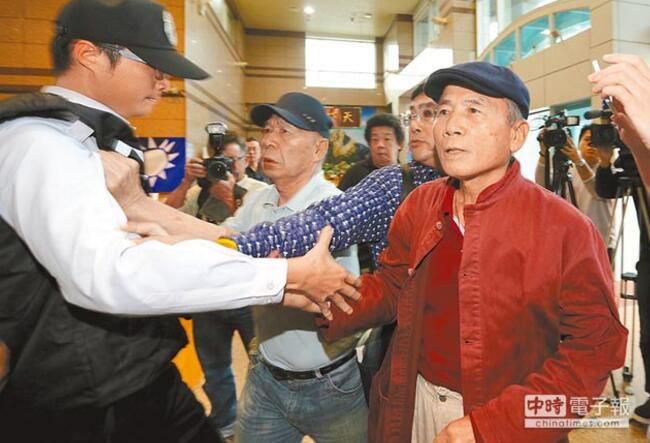 國民黨通過黨魁提前改選,內部派系戰火洶涌。(圖片來源:臺灣《中時電子報》) 國民黨通過黨魁提前改選,內部派系戰火洶涌。(圖片來源:臺灣《中時電子報》)