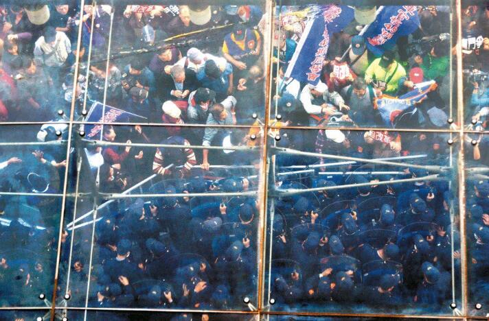 蔡當局“年金改革”引上千人抗議 主管官員缺席 蔡當局“年金改革”引上千人抗議 主管官員缺席