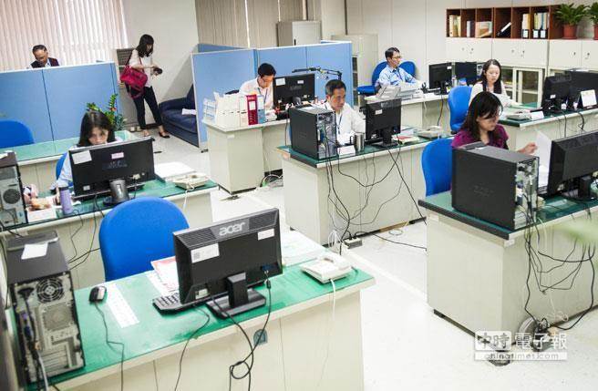 “一例一休”上路引民怨 臺名嘴直批蔡當局無能 “一例一休”上路引民怨 臺名嘴直批蔡當局無能