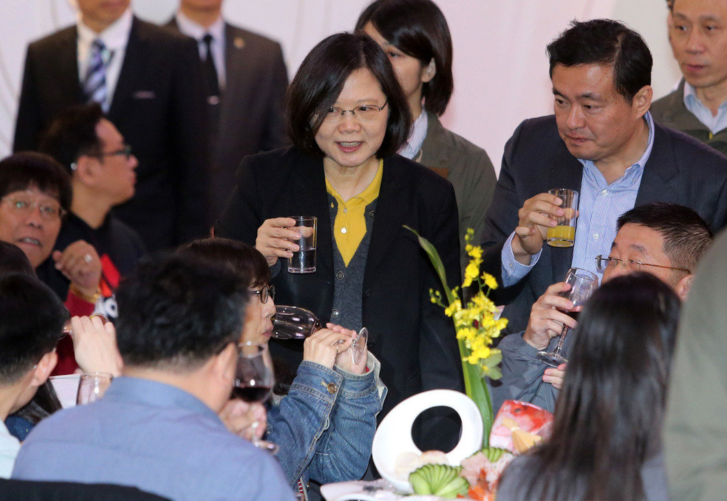 國(guó)民黨批民進(jìn)黨邊抽iphone邊追殺:吃相難看 國(guó)民黨批民進(jìn)黨邊抽iphone邊追殺:吃相難看