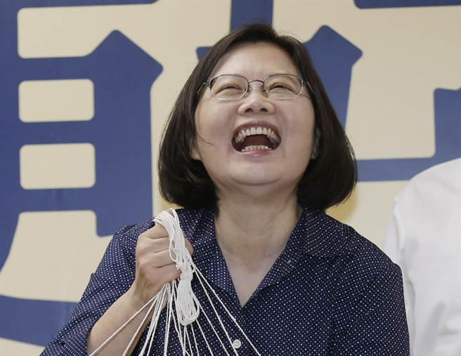 臺資深媒體人質疑蔡當局得了狂牛癥:想到哪做哪 臺資深媒體人質疑蔡當局得了狂牛癥:想到哪做哪